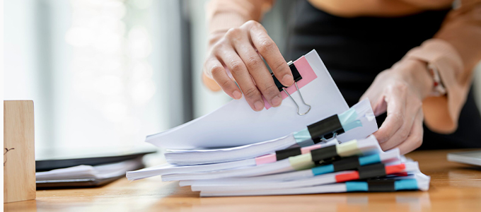 Dossier papier organisé sur un bureau
