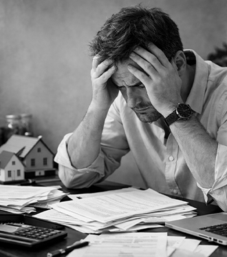 Investisseur stressé devant ses papiers